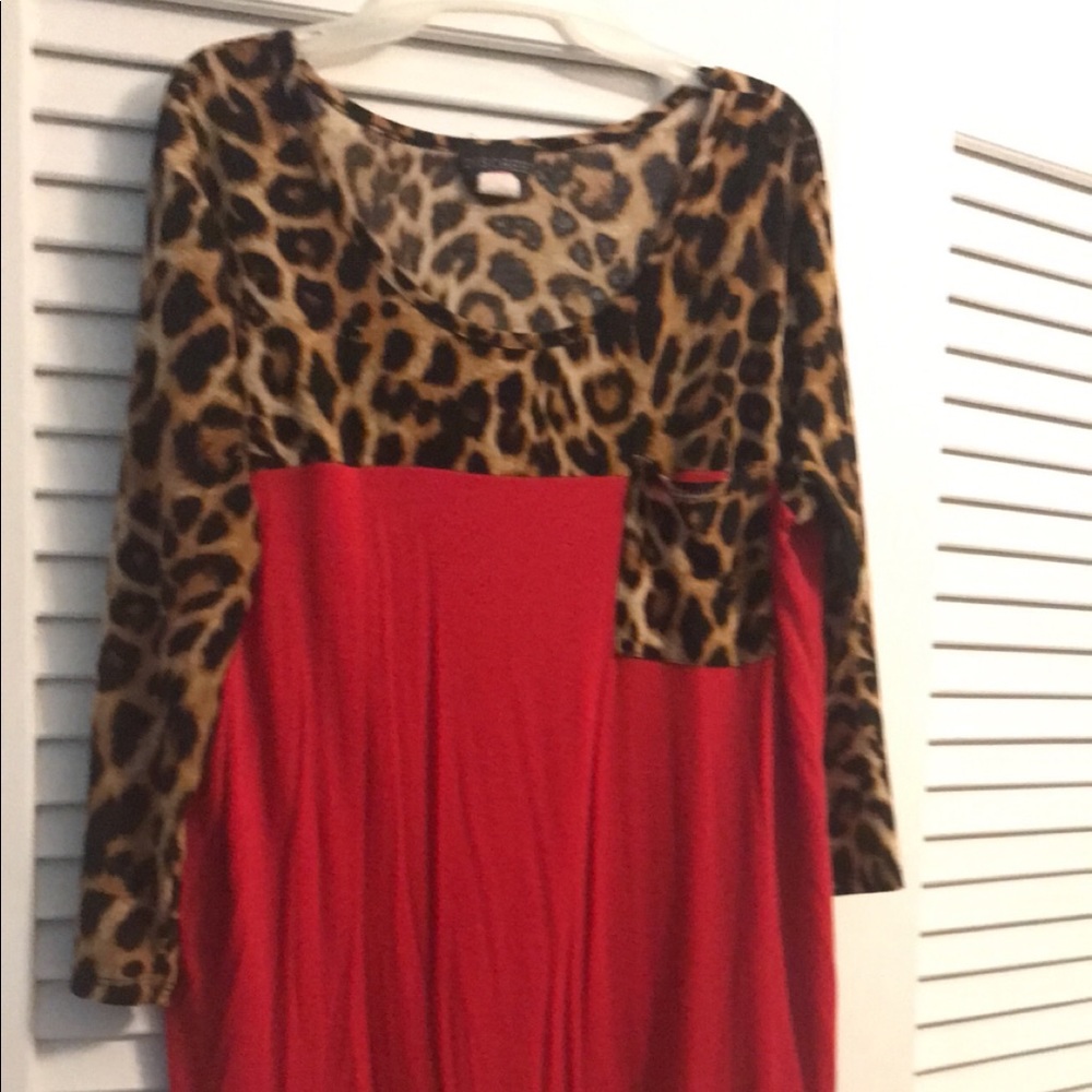 Leopard Print Shoulder Red Tunic Size 1X Discreet Brand